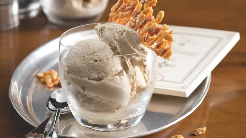 Kávová zmrzlina s piniovým karamelem