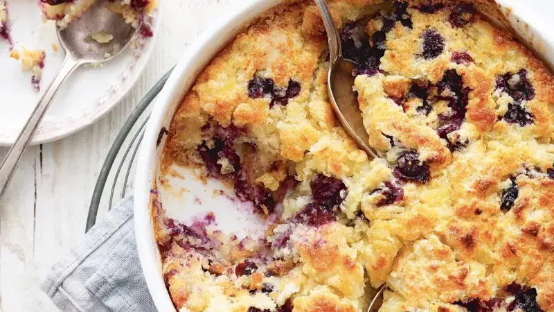 Koláč na lžičku s borůvkami a ananasem