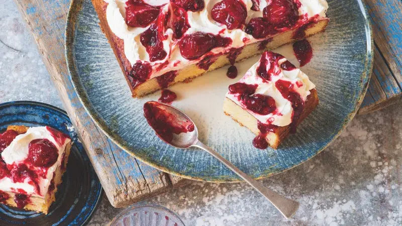 Koláč prolévaný rozvarem z lesního ovoce