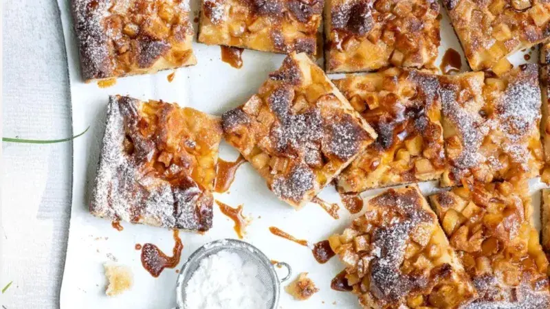 Koláč s karamelem a jablky