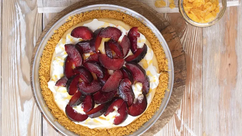 Koláč s korpusem z kukuřičných lupínků, krémem a blumami