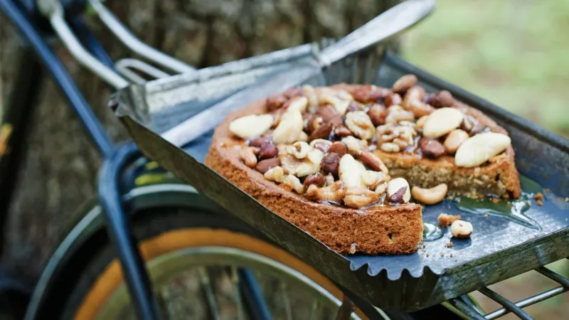 Koláč s ořechy a medem