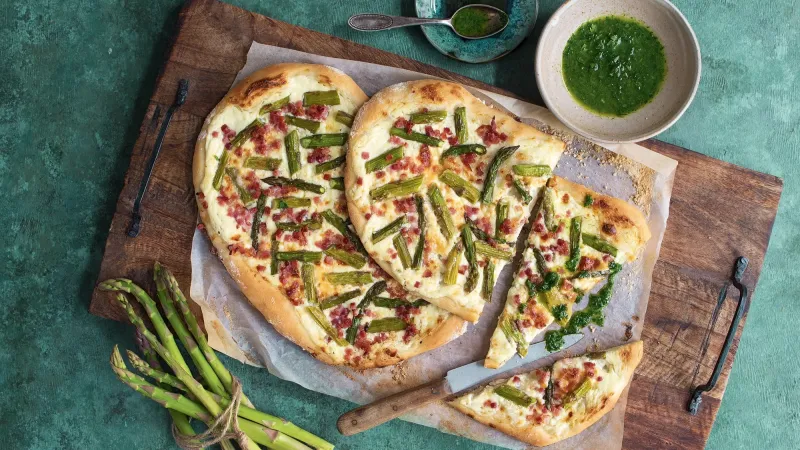 Koláč ve stylu tarte flambée s chřestem