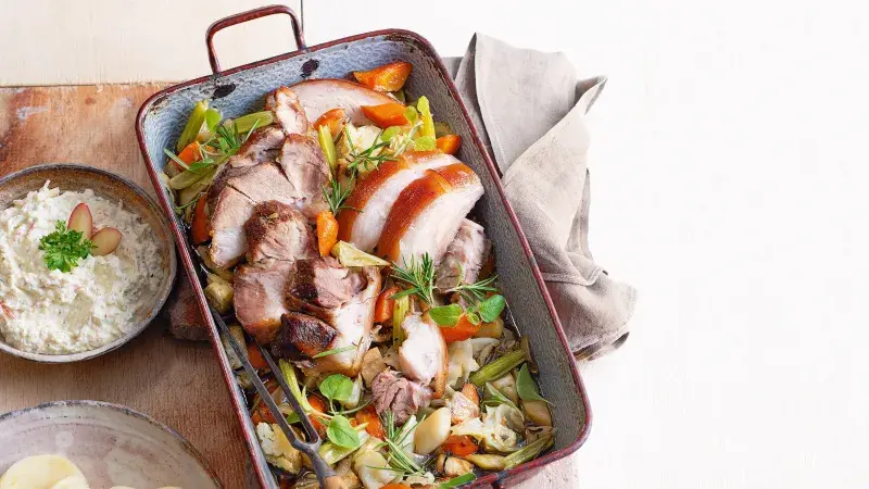 Koleno pečené v pivu se zeleninou a křenovou remuládou