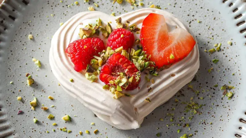 Mini Pavlova ve tvaru srdce se šlehačkou a ovocem