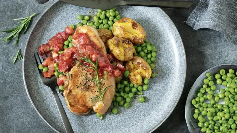 Kotlety s rebarborovou omáčkou