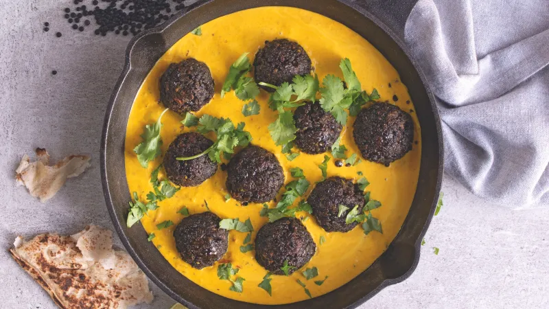 Koule z černé čočky v kari omáčce