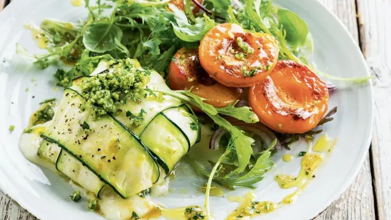 Kozí sýr v kabátku z cukety a salát s grilovanými meruňkami