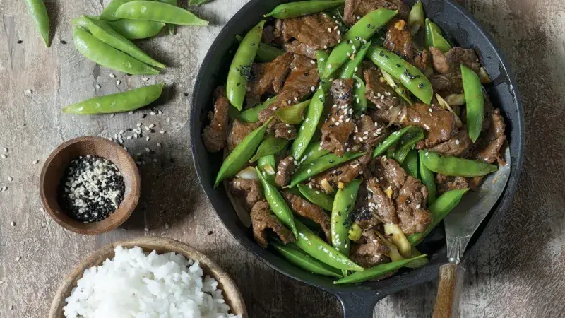 Křupavé hovězí s cukrovým hráškem