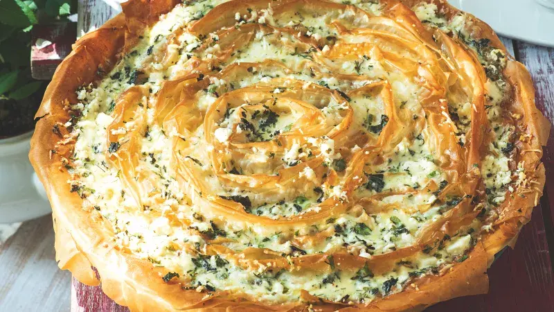 Křupavý koláč z filo těsta s fetou a bylinkami