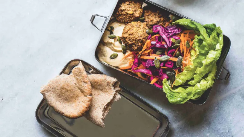 Krabička s hummusem a falafelem