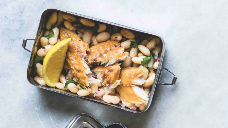 Krabička s uzenou makrelou a fazolemi