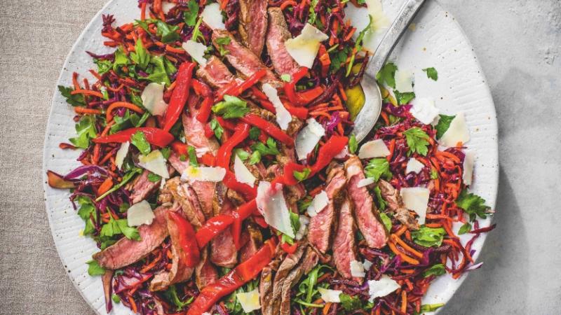Krájený steak na zelném salátu s mrkví a řepou