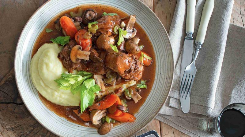 Králík na červeném víně à la boeuf bourguignon