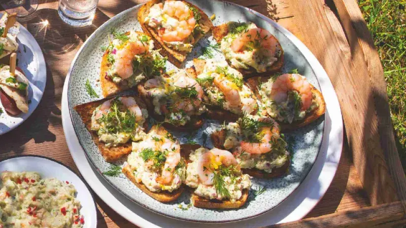 Chlebíček s krevetami a avokádem