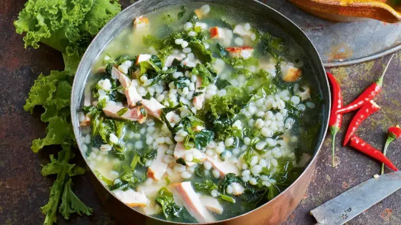 Kroupová polévka s kadeřávkem a uzeným