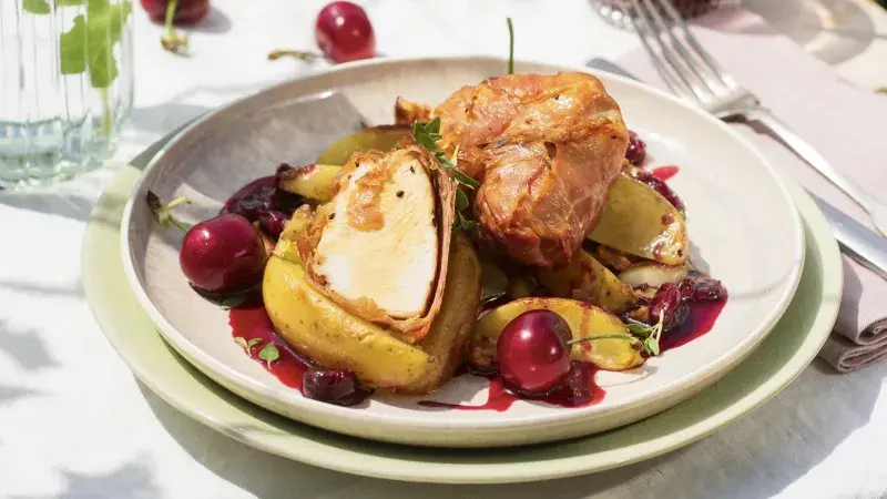 Krůtí balíčky s pečenými bramborami a omáčkou z třešní