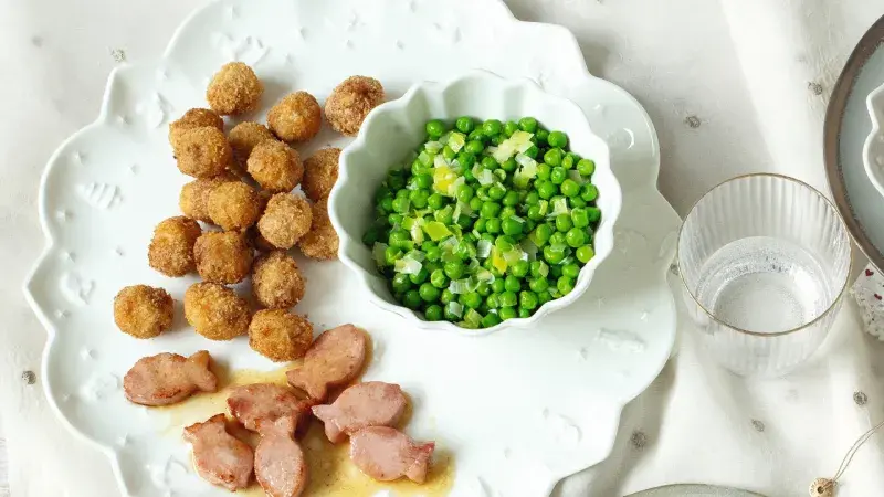 Kuličky z vinné klobásy, medová šunka a máslový hrášek