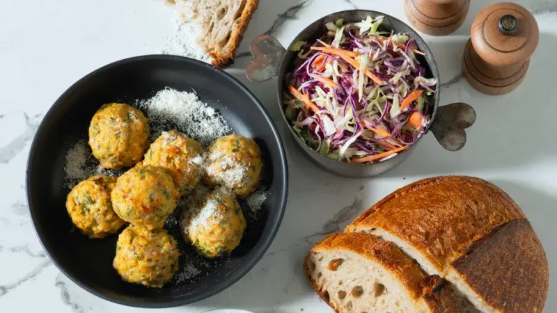 Kuličky z krůtího masa a bílých fazolí se zelným salátem