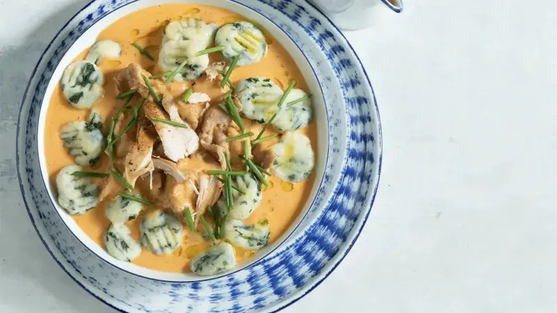 Kuře na čerstvé paprice se špenátovými noky