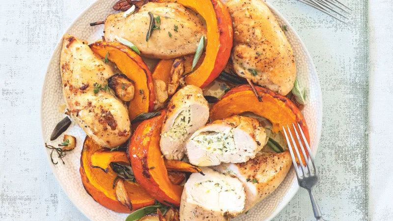 Kuřecí prsa plněná bylinkovým tvarohem s pečenou dýní