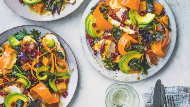 Kuře s batáty & kadeřávkový salát s misem a granátovým jablkem