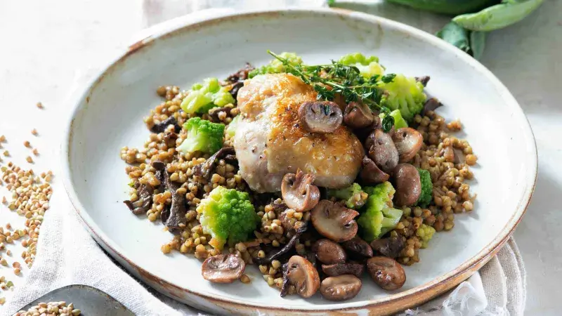 Kuře s houbovou pohankou