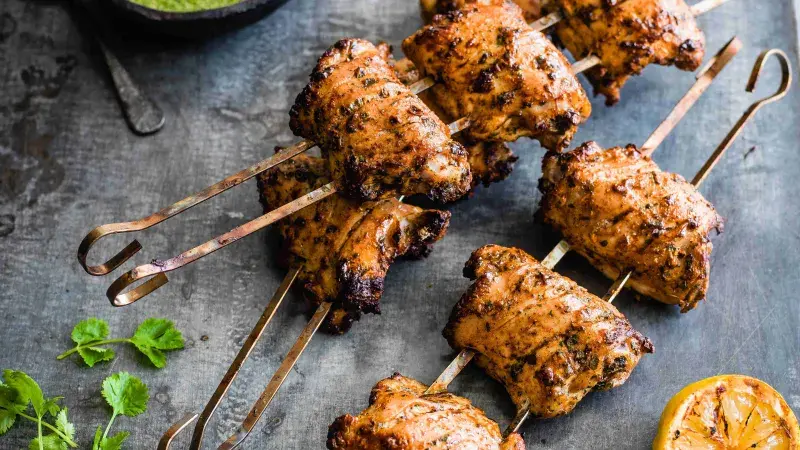 Kuře tandoori s omáčkou z koriandru a oříšků kešú