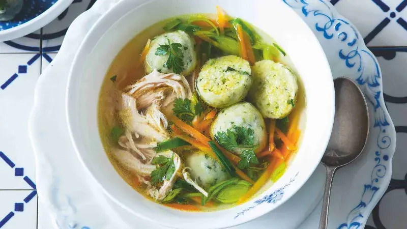 Kuřecí polévka s krupicovými knedlíčky