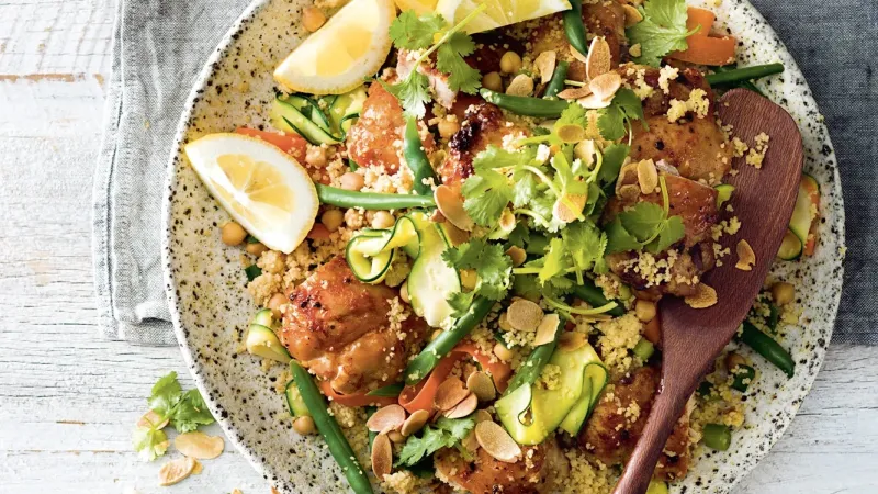 Kuskus s pikantním kuřecím masem a cizrnou