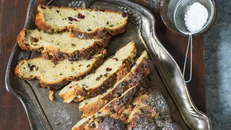 Kynutá vánočka s pistáciemi