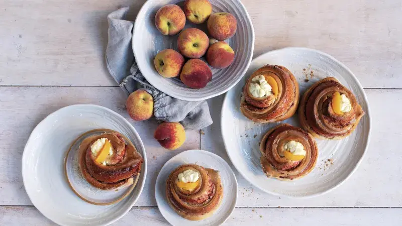 Kynuté šneky s malinovým džemem a broskvemi