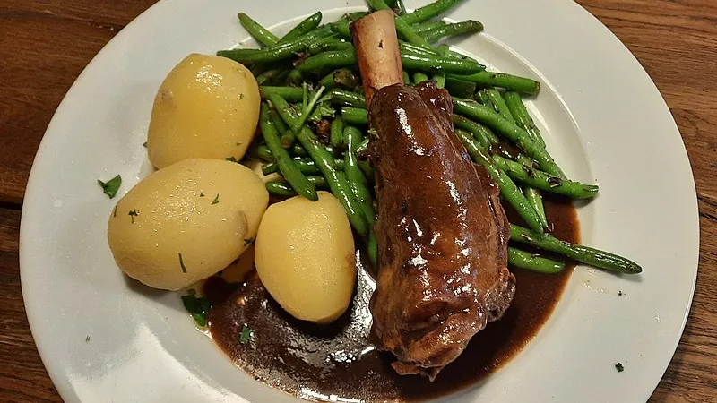 Vepřová kotleta s fazolovým ragů