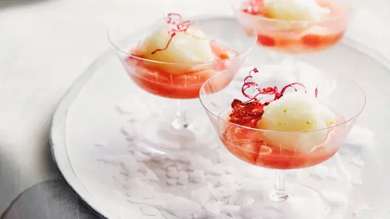 Limetový sorbet s rebarborovým kompotem