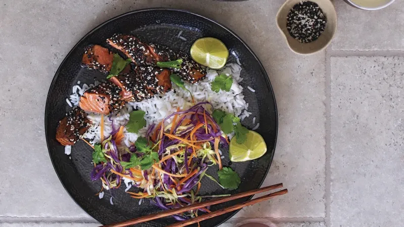 Losos v sezamu s rýží a salátkem