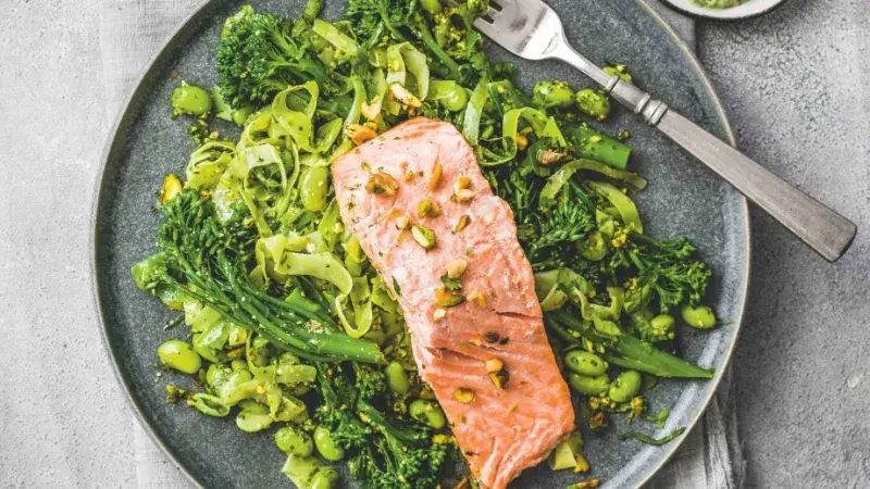 Losos s limetou, pistáciemi a zelenou zeleninou