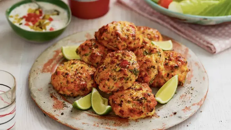 Lososové karbanátky s dipem s rajčaty a paprikou