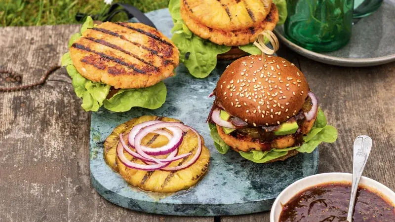 Lososový burger s grilovaným ananasem