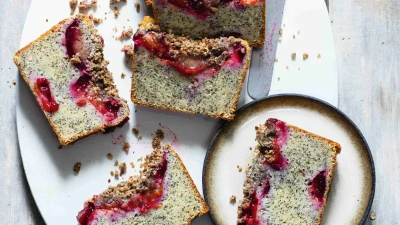 Makový chlebíček se švestkami