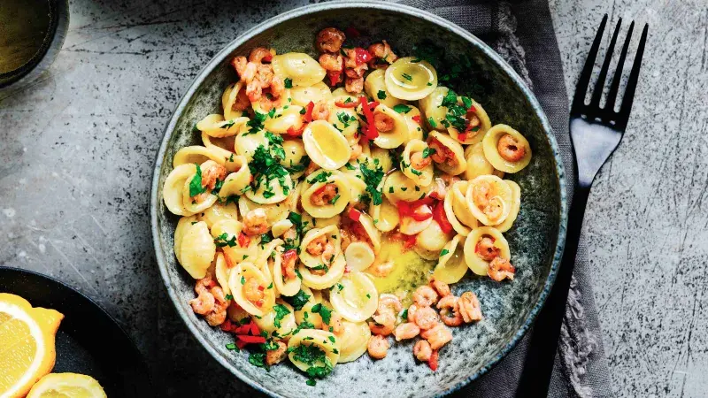 Máslové orecchiette s krevetami a šafránem