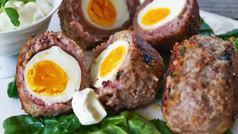 Masové kuličky plněné křepelčími vajíčky