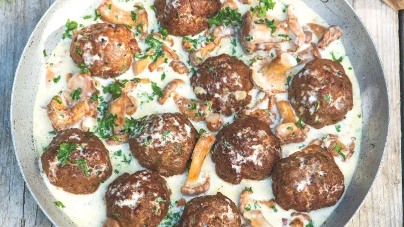 Masové koule v liškové omáčce