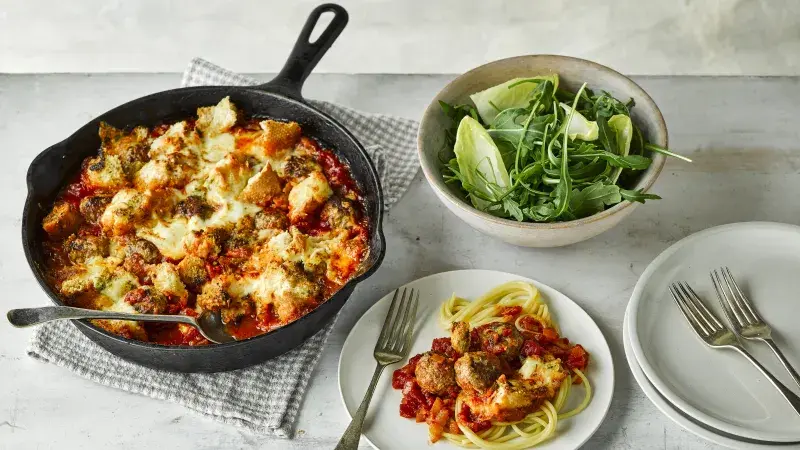 Masové kuličky s česnekovým chlabem z jedné pánve