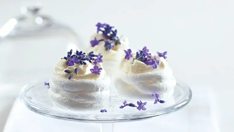 Meringue s levandulí a smetanou
