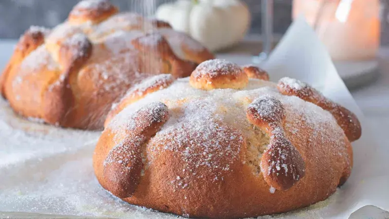 Mexický bochánek mrtvých (Pan de muerto)