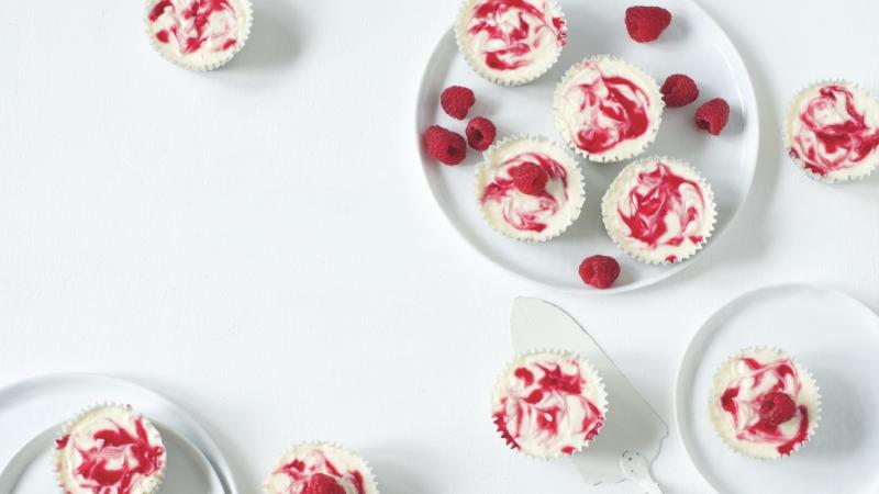 Mini cheesecaky s bílou čokoládou a malinami