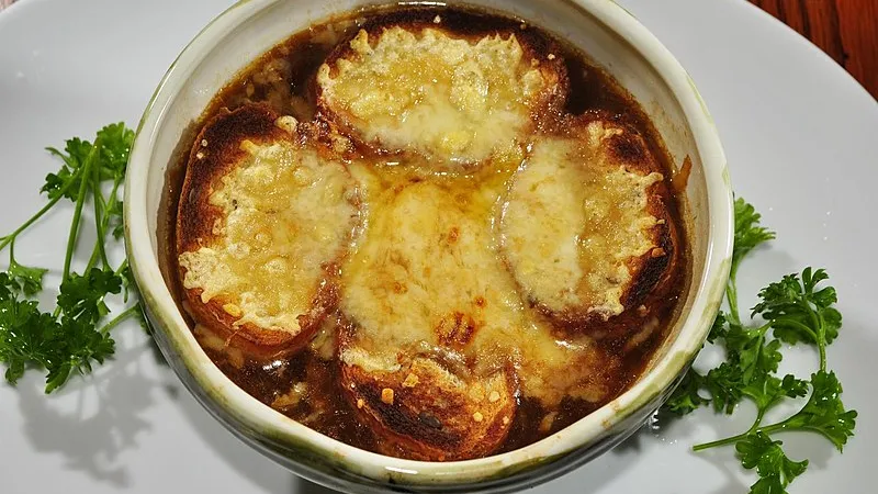 Lahůdková cibulová polévka