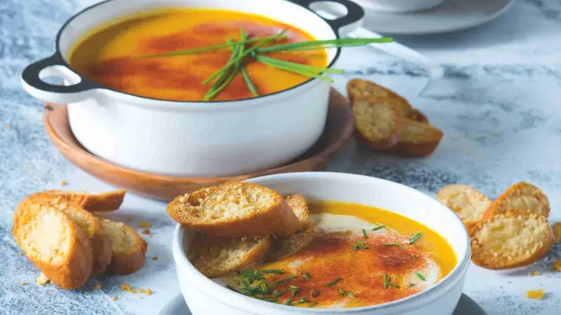 Mrkvová polévka se sýrovými toustíky