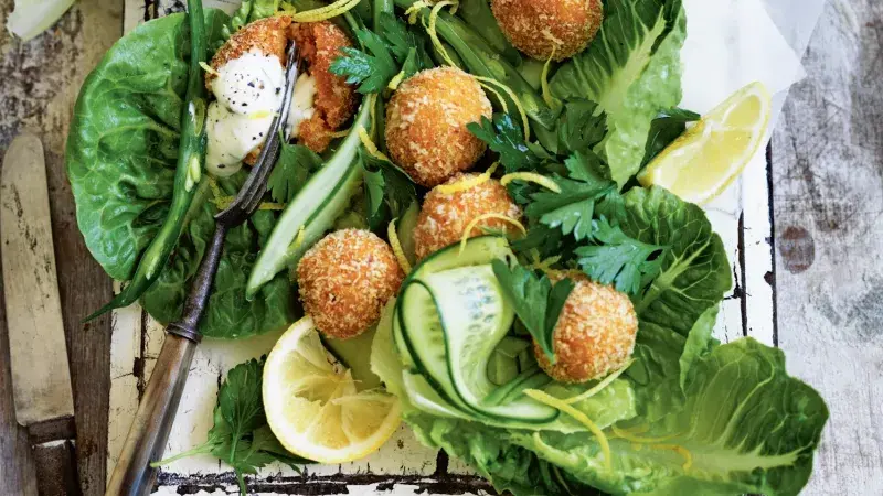 Mrkvový falafel se salátem a jogurtovým dipem