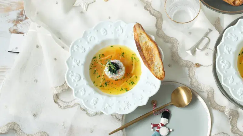 Jemný rybí tatarák s křupavou bagetou, zalitý polévkou